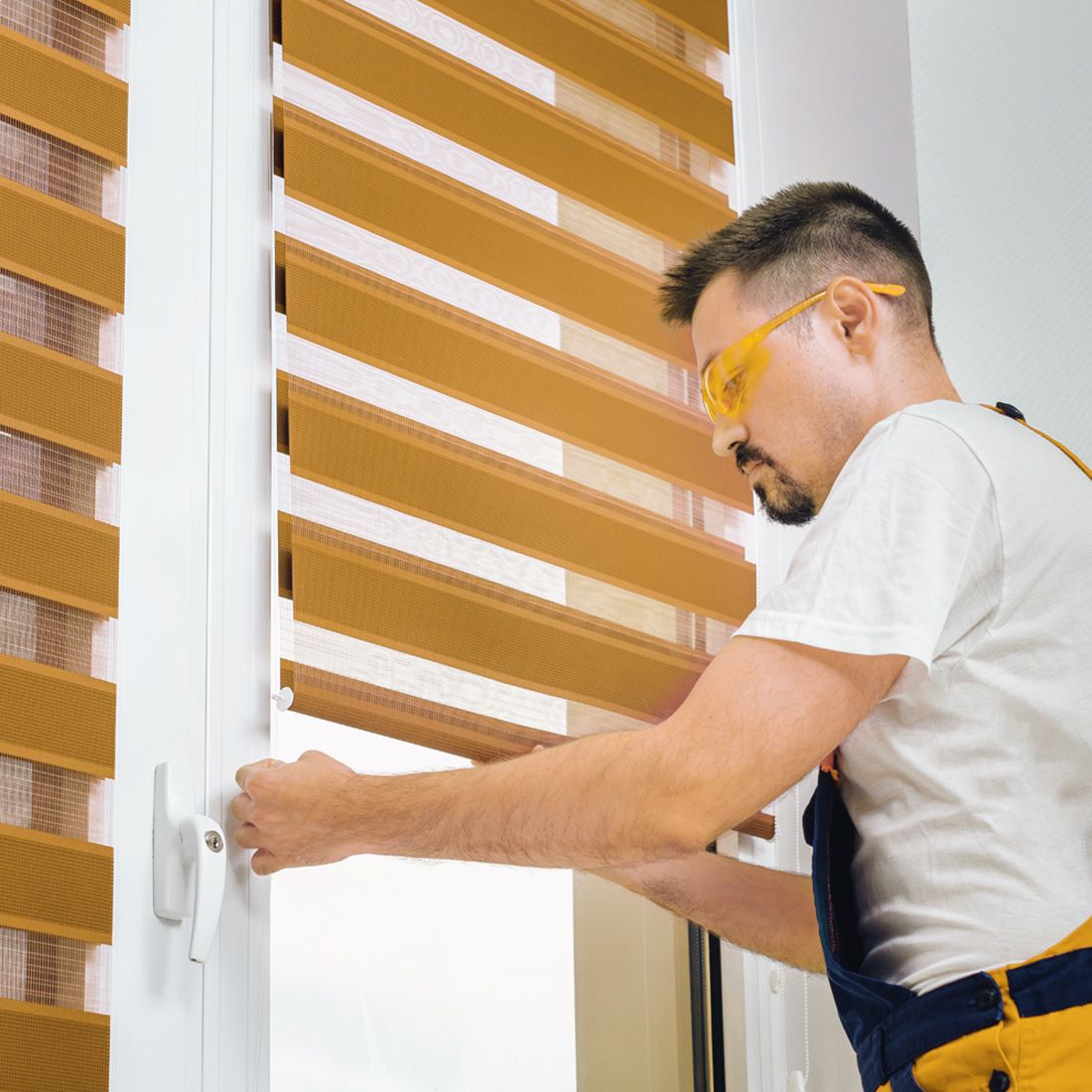 Servicemitarbeiter bei der Installation von Jalousien